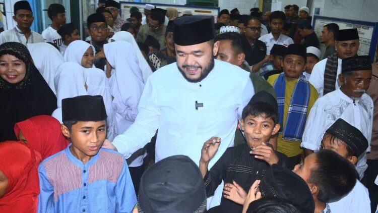 Wako Fadly Amran Buka Iven Gebyar Ramadan 2025 1 Wako Fadly Amran dikerubungi anak-anak usai pembukaan Gebyar Ramadan 2025. (dok. Prokopim)