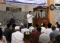 Wako Fadly Amran saat subuh Ramadhan di Masjid Raya Balai Gadang, Kecamatan Koto Tangah. (dok. Prokopim)