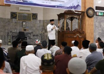 Wako Fadly Amran saat subuh Ramadhan di Masjid Raya Balai Gadang, Kecamatan Koto Tangah. (dok. Prokopim)