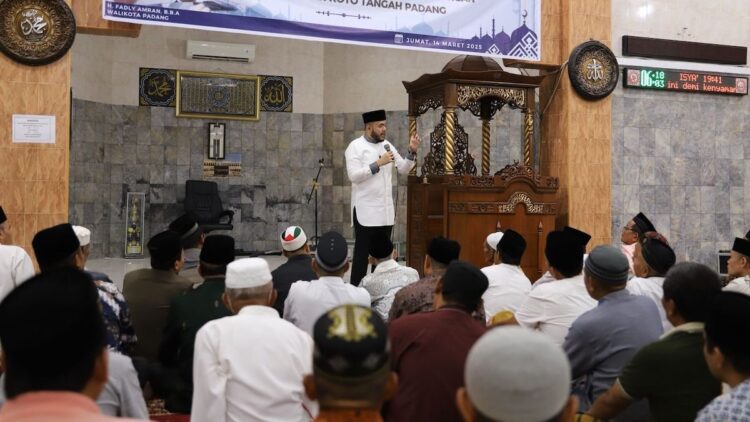 Wako Fadly Amran saat subuh Ramadhan di Masjid Raya Balai Gadang, Kecamatan Koto Tangah. (dok. Prokopim)