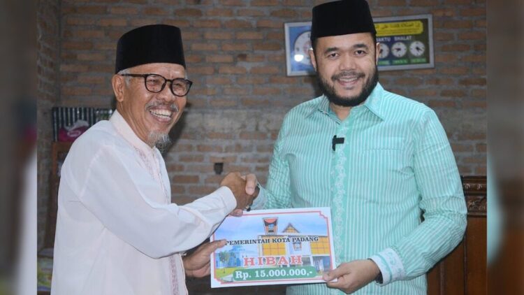 Program Smart Surau yang Digagas Wako Fadly dan Wawako Maigus Dapat Sambutan Positif Masyarakat 1 Wako Fadly Amran serahkan bantuan hibah Pemko Padang saat Safari Ramadhan di Masjid Al Jadid Pauh. (dok. Prokopim)