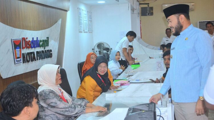 Sidak ke Disdukcapil Padang, Wako Fadly Amran Pastikan Layanan di Bulan Ramadan 1 Wako Fadly Amran sidak layanan di Disdukcapil Padang. (dok. Prokopim)