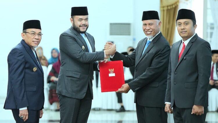 Wako Fadly dan Wawako Maigus terima SK Kepala Daerah dari Gubernur dan Wagub Sumbar. (dok. Prokopim)