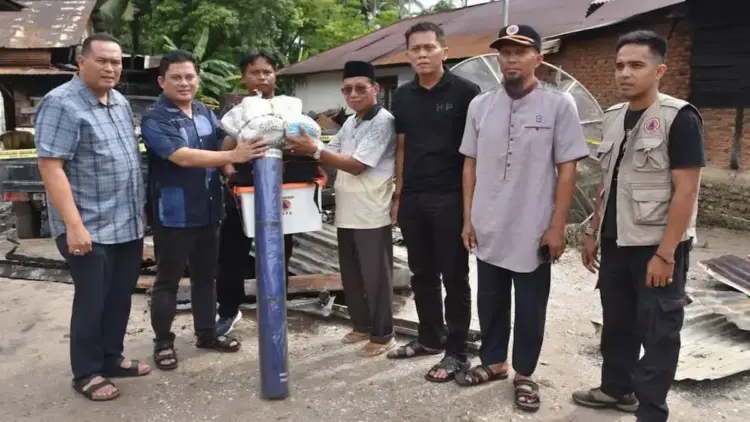 Wako Yota Balad serahkan bantuan untuk korban kebakaran. (dok. MC Pariaman)
