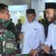 Wali Kota Padang Fadly Amran menyambut hangat kedatangan Panglima Komando Gabungan Wilayah Pertahanan I (Pangkogabwilhan I), Letnan Jenderal (Letjen) TNI Kunto Arief Wibowo. (dok. Prokopim)