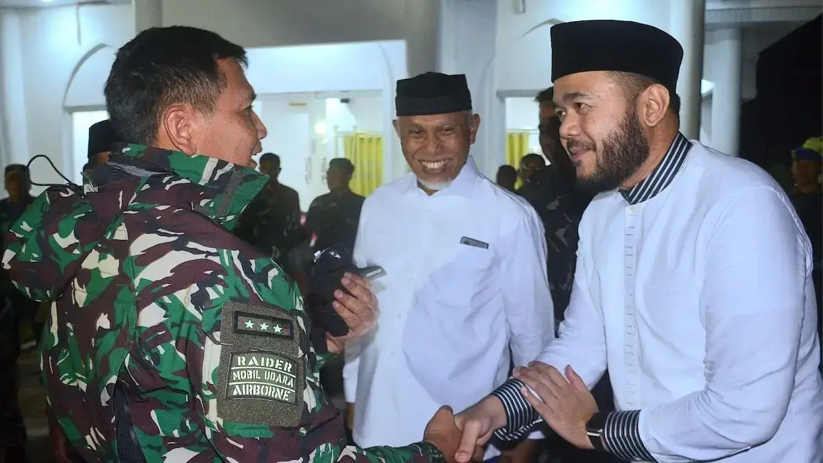 Wali Kota Padang Fadly Amran menyambut hangat kedatangan Panglima Komando Gabungan Wilayah Pertahanan I (Pangkogabwilhan I), Letnan Jenderal (Letjen) TNI Kunto Arief Wibowo. (dok. Prokopim)