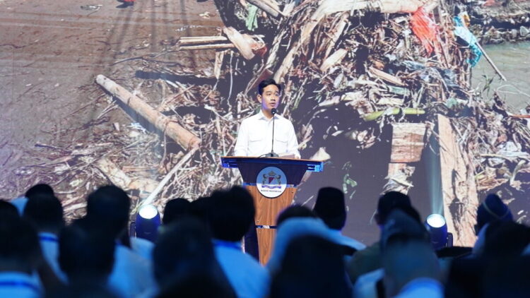 Wapres Gibran Ajak Kadin Ciptakan Lapangan Kerja, Dorong Kemajuan Teknologi dan Hilirisasi Industri 1 Wapres Gibran beri sambutan di acara buka bersama Kadin. (dok. PCO)