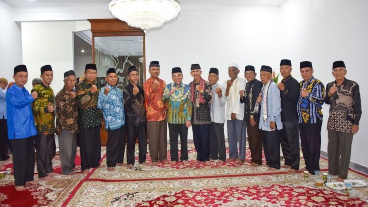 Wawako Maigus Nasir buka bersama dengan Ketua KAN se-Kota Padang. (dok. Prokopim)