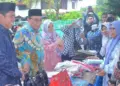 Wawako Padang Maigus Nasir melihat barang dari bazaar yang digelar dalam acara Festival Ramadan 2025 di Kantor Kemenag Kota Padang. (dok. Prokopim)
