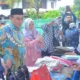 Wawako Padang Maigus Nasir melihat barang dari bazaar yang digelar dalam acara Festival Ramadan 2025 di Kantor Kemenag Kota Padang. (dok. Prokopim)