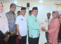 Wawako Serahkan Bantuan Ratusan Kilogram Beras untuk Masyarakat Rentan Rawan Pangan di Padang Selatan 5 Wawako Maigus Nasir serahkan bantuan beras untuk keluarga rentan pangan di Padang Selatan. (dok. Prokopim)