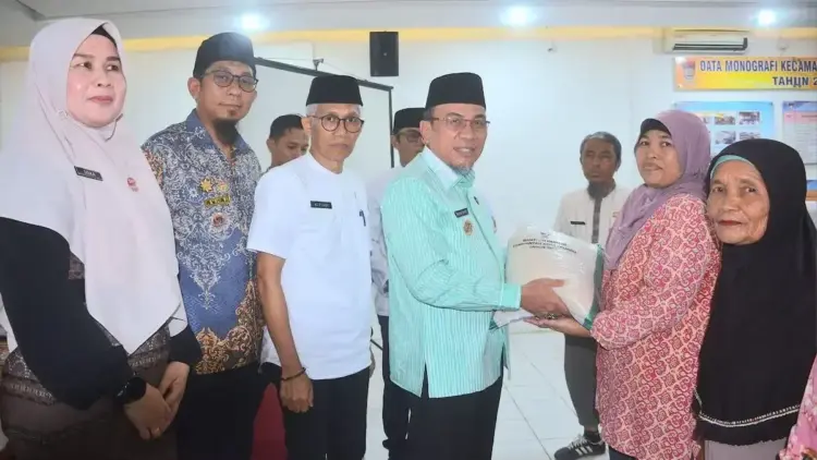 Wawako Serahkan Bantuan Ratusan Kilogram Beras untuk Masyarakat Rentan Rawan Pangan di Padang Selatan 1 Wawako Maigus Nasir serahkan bantuan beras untuk keluarga rentan pangan di Padang Selatan. (dok. Prokopim)