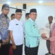 Wawako Maigus Nasir serahkan bantuan beras untuk keluarga rentan pangan di Padang Selatan. (dok. Prokopim)