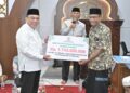 Wawako Padang Terima Bantuan Program Pendidikan Rp1,7 Miliar dari Baznas Sumbar 4 Wawako Padang menerima bantuan program Baznas saat Safari Ramadhan bersama Gubernur Mahyeldi. (dok. Prokopim)