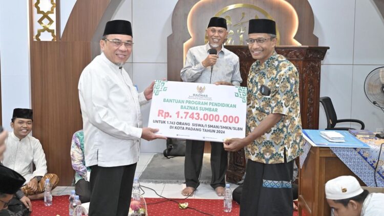 Wawako Padang Terima Bantuan Program Pendidikan Rp1,7 Miliar dari Baznas Sumbar 1 Wawako Padang menerima bantuan program Baznas saat Safari Ramadhan bersama Gubernur Mahyeldi. (dok. Prokopim)