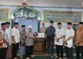 Wawako Pariaman Mulyadi serahkan bantuan hibah saat Safari Ramadhan. (dok. MC Pariaman)