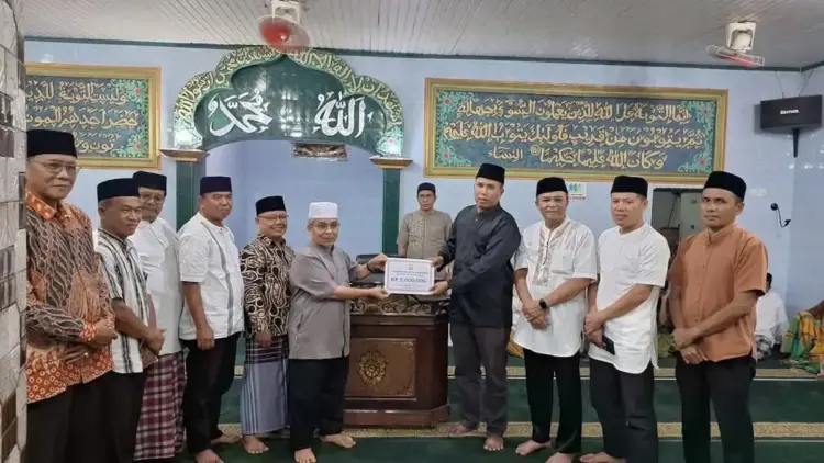 Wawako Pariaman Mulyadi serahkan bantuan hibah saat Safari Ramadhan. (dok. MC Pariaman)