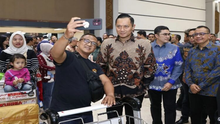 Menteri Koordinator Bidang Infrastruktur dan Pembangunan Kewilayahan Agus Harimurti Yudhoyono (Menko AHY) saat meninjau Terminal 2 Bandara Soekarno-Hatta, Tangerang, Banten. (ANTARA/HO - Kemenko Bidang Infrastruktur dan Pembangunan Kewilayahan)