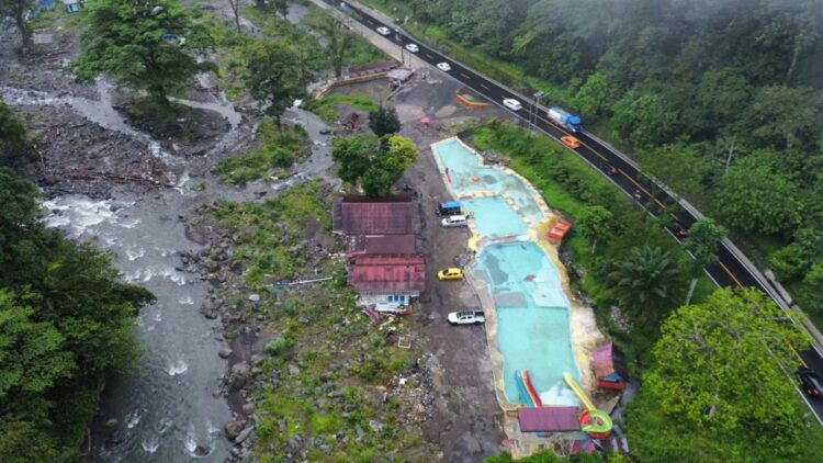 Foto udara tempat pemandian ilegal di sekitar aliran Sungai Batang Anai, Kabupaten Tanah Datar, Sumatera Barat. (ANTARA/Fandi Yogari)