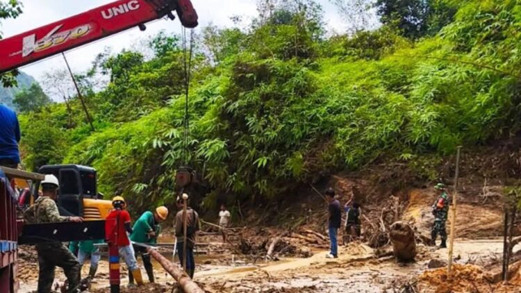 Pemulihan Listrik Terkendala Akses Jalan, 200 Pelanggan PLN di Limapuluh Kota masih Terhenti 1 Petugas menangani tiang listrik yang roboh akibat dilanda banjir dan tanah longsor di Kabupaten Limapuluh Kota, Sumatera Barat. (Antara/HO-Humas PLN UID Sumbar)