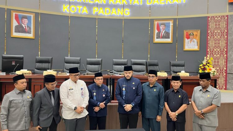 Rapat paripurna DPRD Padang dengan agenda serah terima jabatan Pj Wako Padang Andree Algamar kepada Wako terpilih Faldy Amran, Senin (3/3/2025) di Gedung DPRD Padang. (Foto: Istimewa)
