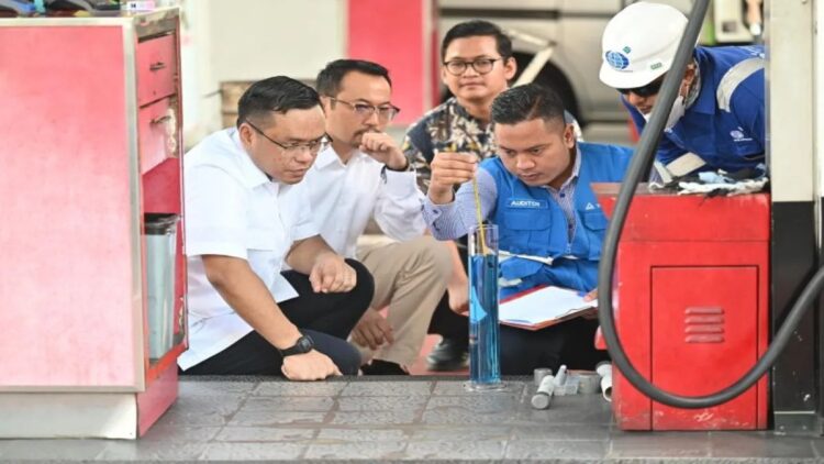 Pastikan Kualitas BBM di SPBU Sesuai Standar, Pertamina Gandeng Lembaga Independen 1 Direktur Utama PT Pertamina (Persero) Simon Aloysius Mantiri (kiri) dan Pelaksana Tugas Harian (Pth) Direktur Utama PT Pertamina Patra Niaga Mars Ega Legowo Putra (kedua kiri) melakukan inspeksi mendadak (sidak) SPBU ke SPBU 34.129.02 Jalan Gatot Subroto dan SPBU 31.128.02 Jalan MT. Haryono, Jakarta, Rabu (5/3/2025). (ANTARA/HO-Pertamina)