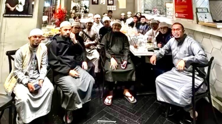 Wakil Ketua Komisi VI DPR Andre Rosiade bersilaturahim dengan mahasiswa UIM asal Sumbar, di Kota Madinah, Arab Saudi. (Foto: Ist)