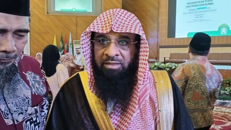 Kerajaan Arab Saudi Bagikan Kurma dan Al-Quran pada Civitas Akademika Unand 1 Atase Agama Kedutaan Besar Arab Saudi Syeikh Ahmed Bin Essa Al-Hazmi saat diwawancarai di Padang. (ANTARA/Muhammad Zulfikar)