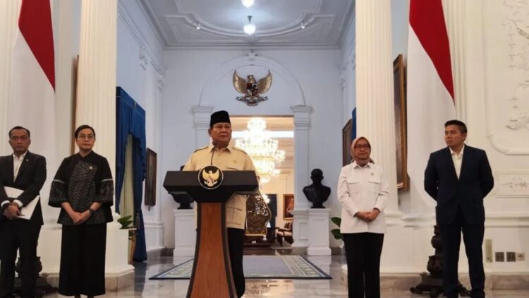 Presiden RI Prabowo Subianto mengumumkan ketentuan tunjangan hari raya (THR) untuk aparatur sipil negara (ASN), prajurit TNI/Polri, hakim, dan pensiunan di Istana Merdeka, Selasa (11/3/2025). (ANTARA/Mentari Dwi Gayati)