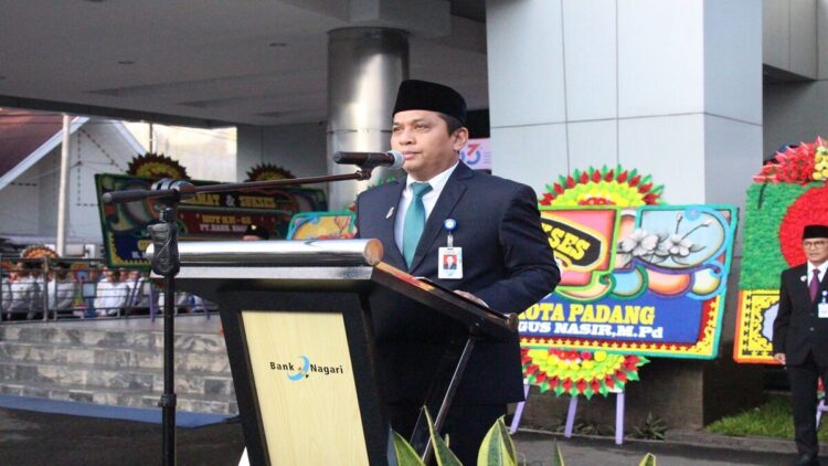 Direktur Utama Bank Nagari, Gusti Candra memimpin perayaan HUT ke-63 di halaman Kantor Utama Bank Nagari. (Foto: Istimewa)