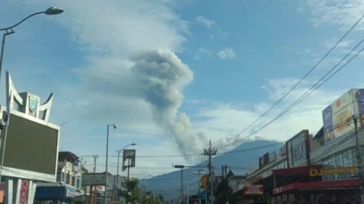 Gunung Marapi meletus yang dipotret warga dari arah Kota Padang Panjang, Sumatera Barat, Kamis (13/3). (Antara/HO-Istimewa)