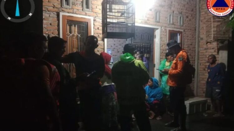 Banjir Rendam 72 Rumah di Pesisir Selatan, BPBD Imbau Warga Waspada Cuaca Ekstrem 1 Petugas BPBD Kabupaten Pesisir Selatan melakukan asesmen atau pendataan terhadap warga terdampak banjir di wilayah tersebut pada Rabu malam (12/3/2025). (Antara/HO-Humas BPBD Provinsi Sumbar)