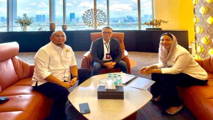 Andre Rosiade mendmpingi Bupati Dharmasraya bertemu Dirut Telkomsel. (Foto: Istimewa)