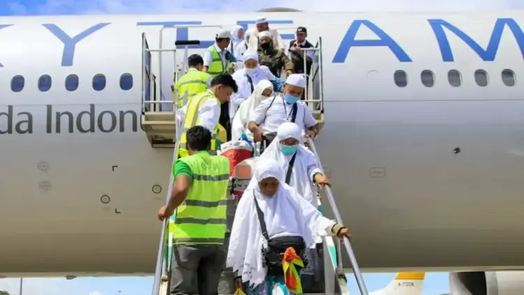 3.110 Jamaah Haji Debarkasi Padang Tiba di Tanah Air, 13 Meninggal Dunia Selama Ibadah 1 Ilustrasi sejumlah jamaah haji asal Sumatera Barat tiba di Bandara Internasional Minangkabau pada musim haji 1445 Hijriah. (Antara/HO-Humas Kemenag Sumbar)