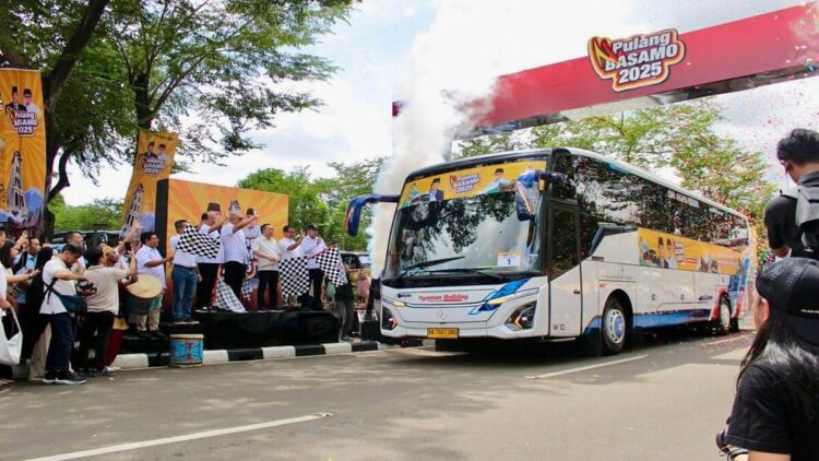 Dasco dan Andre Rosiade Lepas 5.000 Perantau Pulang Basamo 2025 Gelombang 1 1 Andre Rosiade bersama Sufmi Dasco Ahmad melepas 100 bus mudik gratis Pulang Basamo 2025 gelombang pertama ke Sumatera Barat. (Foto: Dok. Istimewa)