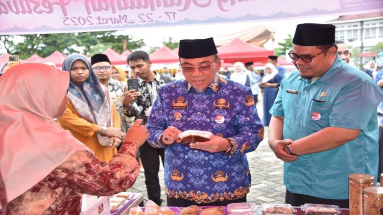 Ramadan Festival 2025: Wujud Dukungan Pemko Padang untuk UMKM Naik Kelas 1 Wawako Padang Maigus Nasir bersama Kadis Koperasi dan UKM Fauzan Ibnovi dalam acara Ramadan Festival 2025. (Foto: Ist)
