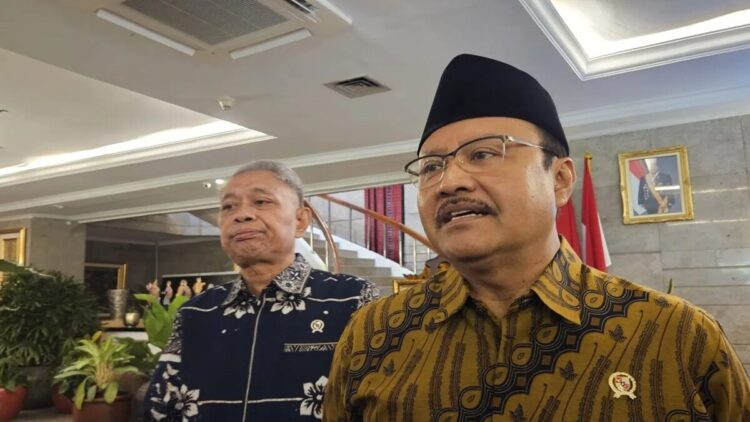 Mensos Ingatkan Masyarakat Waspadai Penipuan Pendaftaran Bansos di Medsos 1 Menteri Sosial Syaifullah Yusuf ( kanan) ketika ditemui di Jakarta, Selasa (18/3/2025). ANTARA/Mecca Yumna (Mecca Yumna)