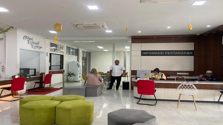 Layanan di Kantor Pertanahan Padang makin Mudah dengan Mesin Anjungan Pencetakan Serfitikat Elektronik 1 Kantor Pertanahan Padang yang terlihat semakin luas usai diperbaiki dengan menghadirkan sebuah mesin anjungan pencetakan sertifikat tanah elektronik di bagian ujung ruangan. (Foto: Dok. Istimewa)