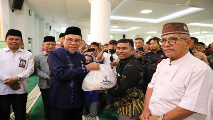 BAZNAS Padang Salurkan 30.000 Paket Sembako untuk Warga 1 Wawako Padang Maigus Nasir membagikan paket sembako untuk warga kota. (Foto: Ist)