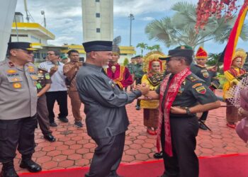 Gubernur Mahyeldi Sambut Kedatangan Danrem 032/Wirabraja yang Baru di VIP Bandara