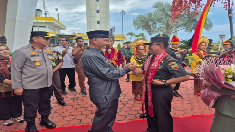 Gubernur Sumbar Mahyeldi Ansharullah menyambut kedatangan Danrem 032/Wirabraja yang baru, Brigjen TNI Mahfud. (Foto: Ist)
