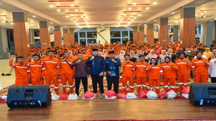 Wako Padang Fadly Amran berbuka puasa bersama petugas kebersihan. (Foto: Ist)