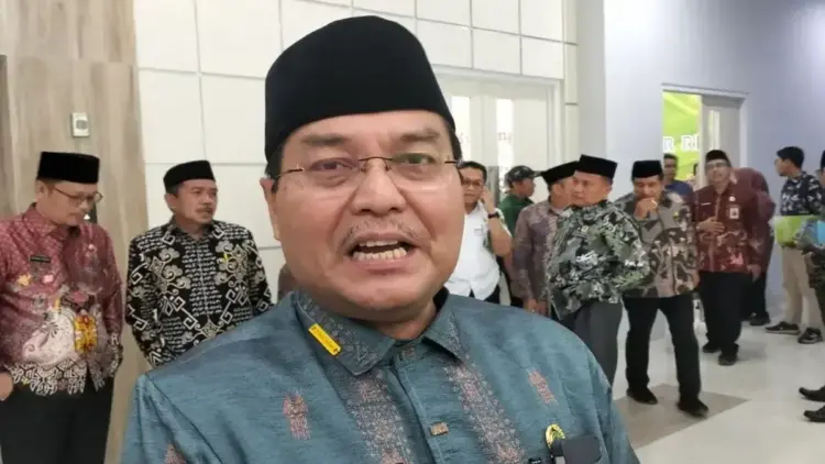 Kepala Kanwil Kemenag Provinsi Sumbar Mahyudin saat diwawancarai di Kota Padang. (ANTARA/Muhammad Zulfikar)