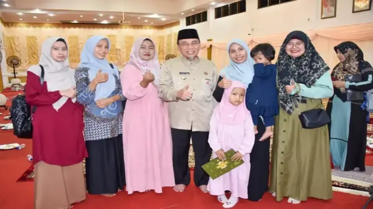 Pemko Padang menyerahkan santunan kepada anak yatim dari ASN Pemko Padang. (Foto: Dok. Istimewa)