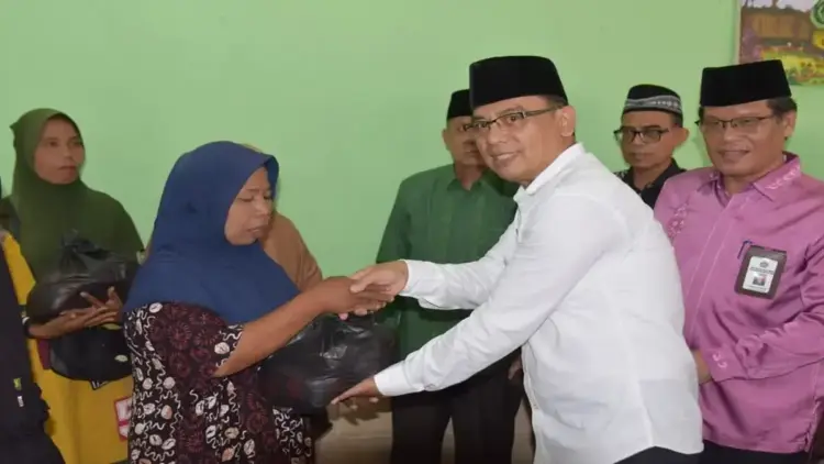 Kemenag dan Baznas Pariaman membagikan ratusan paket sembako. (Foto: Dok. Ist)