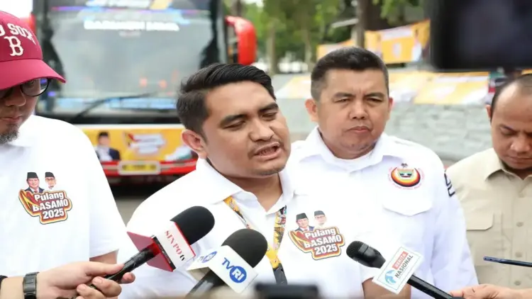 Koordinator Pulang Basamo 2025, Muhammad Reza Ikhwan menjawab pertanyaan wartawan di sela-sela pelepasan keberangkatan gelombang kedua mudik gratis Pulang Basamo 2025. (Foto: Dok. Ist)
