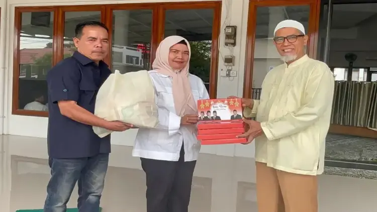 Tim Andre Rosiade, Nurhaida dan Zulkifli membagikan paket sembako dan kain sarung untuk marbot atau garin di Padang. (Foto: Dok. Tim AR)