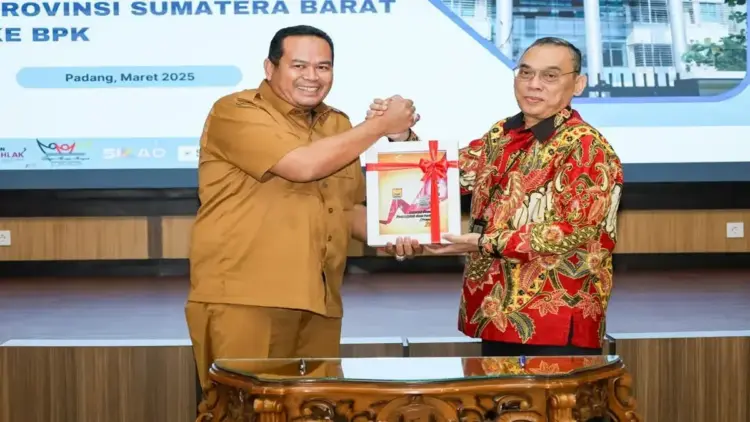 Wako Pariaman, Yota Balad menyerahkan Laporan Keuangan Pemerintah Daerah (LKPD) Kota Pariaman Tahun Anggaran 2024 kepada BPK Sumbar. (Foto: Dok. Ist)