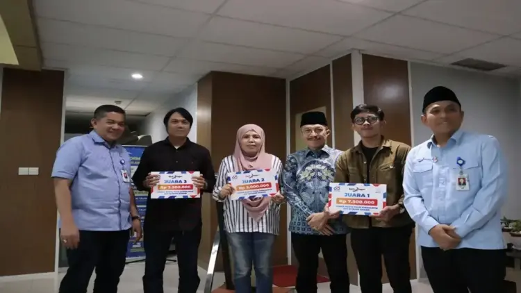 Bank Nagari Gelar Buka Puasa Bersama Anak Yatim dan Umumkan Pemenang Lomba Karya Jurnalistik 1 Dirut Bank Nagari Gusti Candra (paling kanan) dan Direktur Kepatuhan Sukardi (paling kiri) serta Komisaris Manar Fuadi bersama para pemenang lomba karya jurnalistik Bank Nagari, Senin (24/3). (Foto: Dok. Ist)