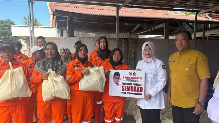 Tim Andre Rosiade menyerahkan bantuan paket sembako kepada petugas kebersihan di Padang. (Foto: Dok. Tim AR)